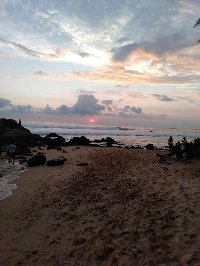 Near Beach Rest Unawatuna Exteriér fotografie